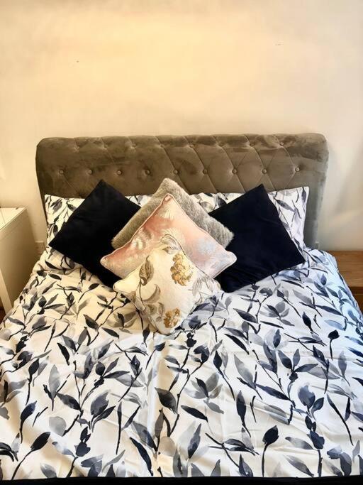 City Centre Apartment. 雷克瑟姆 外观 照片