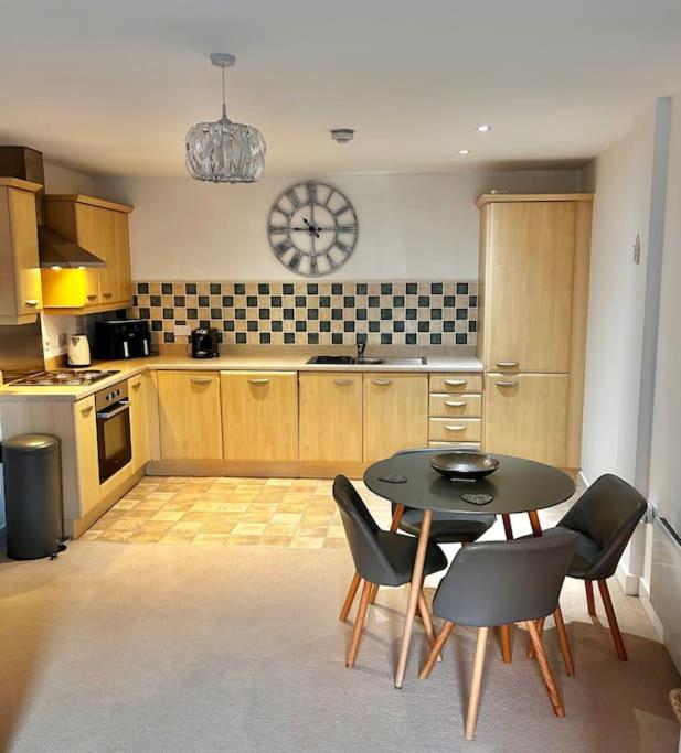 City Centre Apartment. 雷克瑟姆 外观 照片