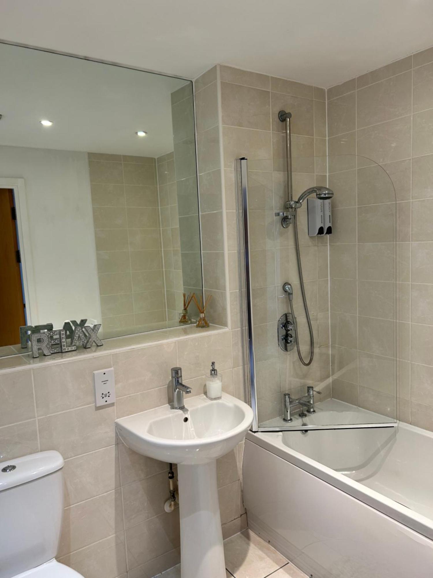 City Centre Apartment. 雷克瑟姆 外观 照片